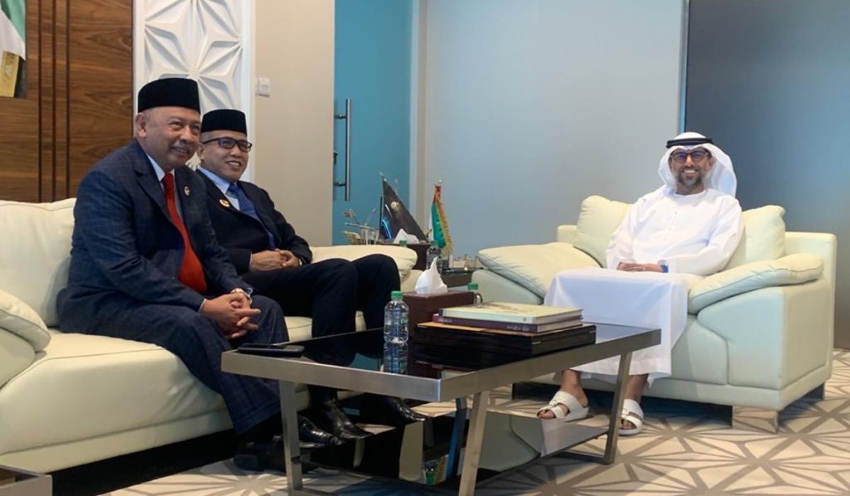 Plt Gubernur Aceh Ir Nova iriansyah MT bersama tim kedubes Indonesia untuk Persatuan UEA Husin Bagis saat melakukan pertemuan kehormatan bersama Menteri Energi dan Industri UEA, Suhail Mohammed Faraj Al Mazrouei untuk membahas perkembangan lanjutan komitmen investasi UEA di Aceh, Abu Dhabi, Minggu (8/3/2020). (Foto: Dok. Pemerintah Aceh/KoranAceh.Net).