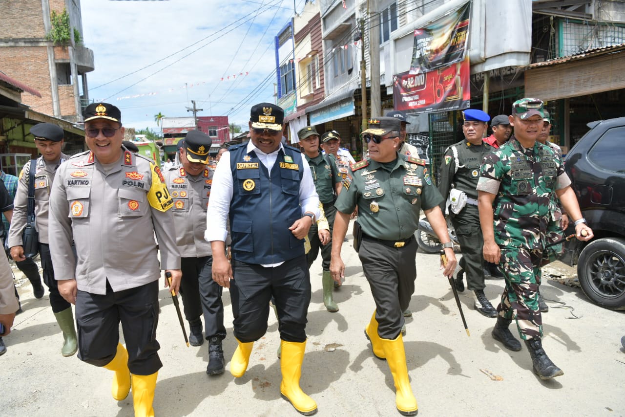 PJ Gubernur Aceh Tinjau Banjir di Aceh Tamiang, Perintahkan Revitalisasi Tanggul dan Serahkan Bantuan