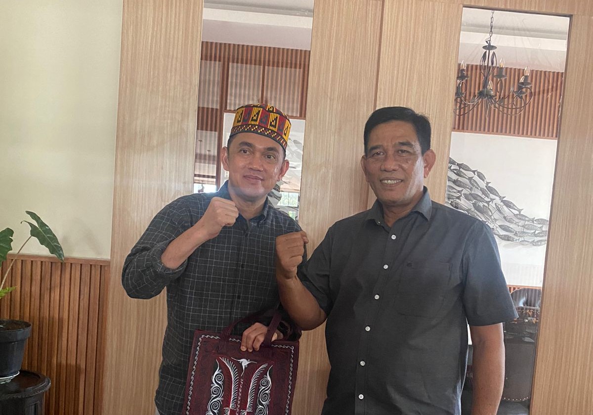 Terima Cinderamata dari Liaison Officer, Plt Sekda Apresiasi Pendampingan Disdik Kalteng