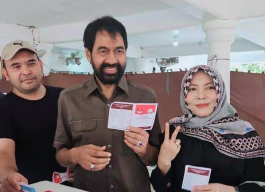 Mualem Gunakan Hak Pilih di Gampong Mane, Ajak Masyarakat Aceh Tidak Golput