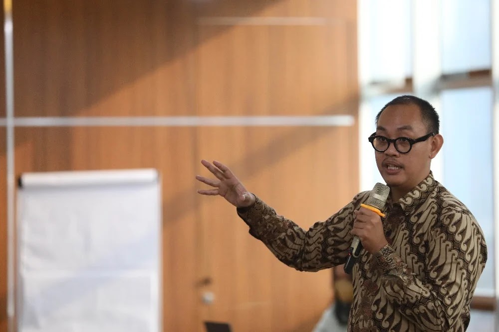 Direktur Eksekutif Celios, Bhima Yudhistira Adhinegara, memberikan pemaparan saat acara Diskusi Pakar Ekonomi Makro & Global di Jakarta, Rabu (26/7/2023). (Foto: Dok. Celios).