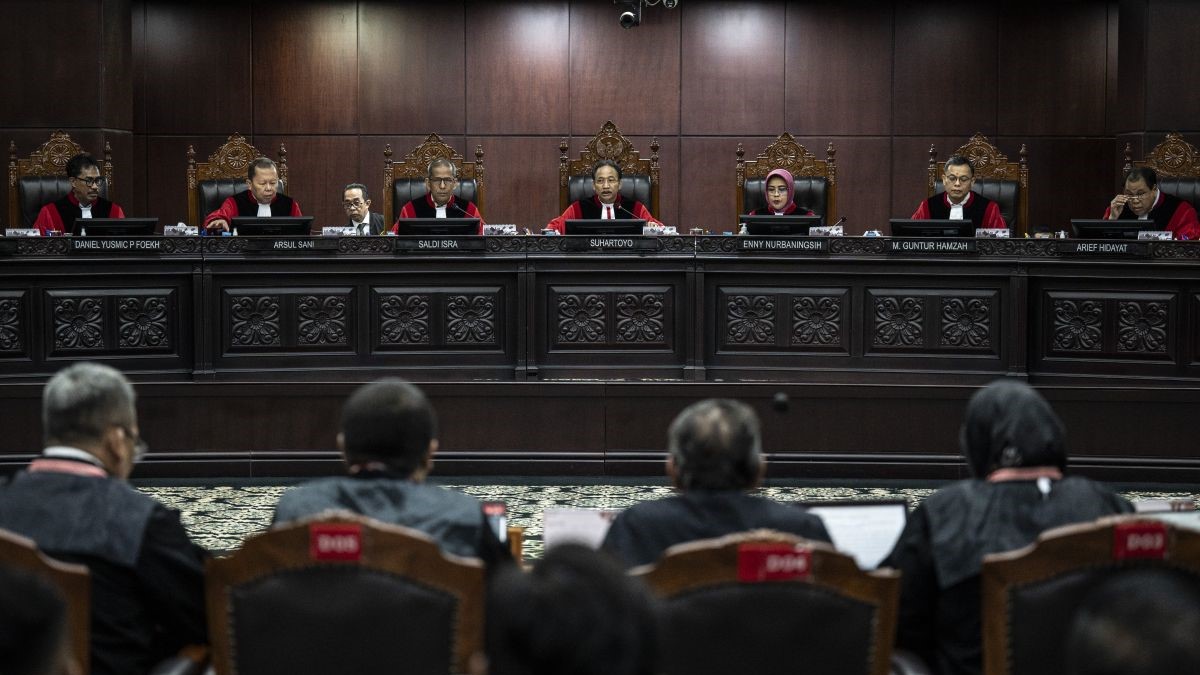 Ketua MK Suhartoyo (tengah) didampingi enam anggota Majelis Hakim MK saat sidang putusan uji materi UU No.6/2023 tentang Cipta Kerja di Gedung MK, Jakarta, Kamis (31/11/2024). (Foto: ANTARA/Aprillio Akbar).