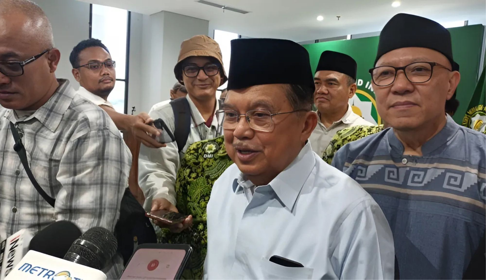 Jusuf Kalla saat memberi keterangan usai menghadiri acara di Kantor Dewan Masjid Indonesia, di Matraman, Jakarta Timur, Senin (27/1/2025). (Foto: Ist).