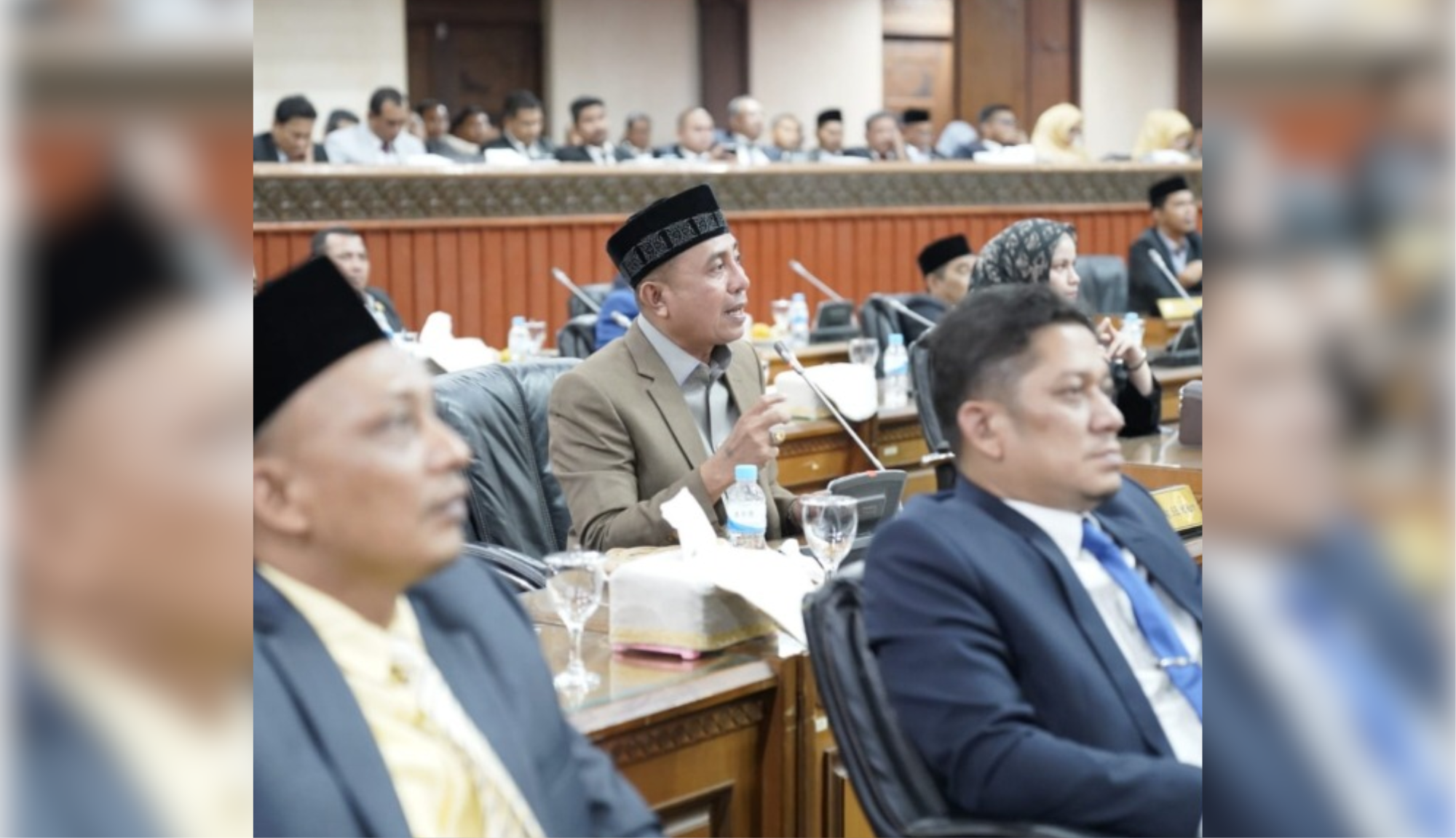 Salah seorang anggota DPRA saat menyampaikan pandangannya dalam rapat paripurna penetapan Raqan Tata Tertib Dewan dan usul penetapan Pimpinan Definitif Fraksi Partai Golkar. (Foto: Humas DPRA Aceh).
