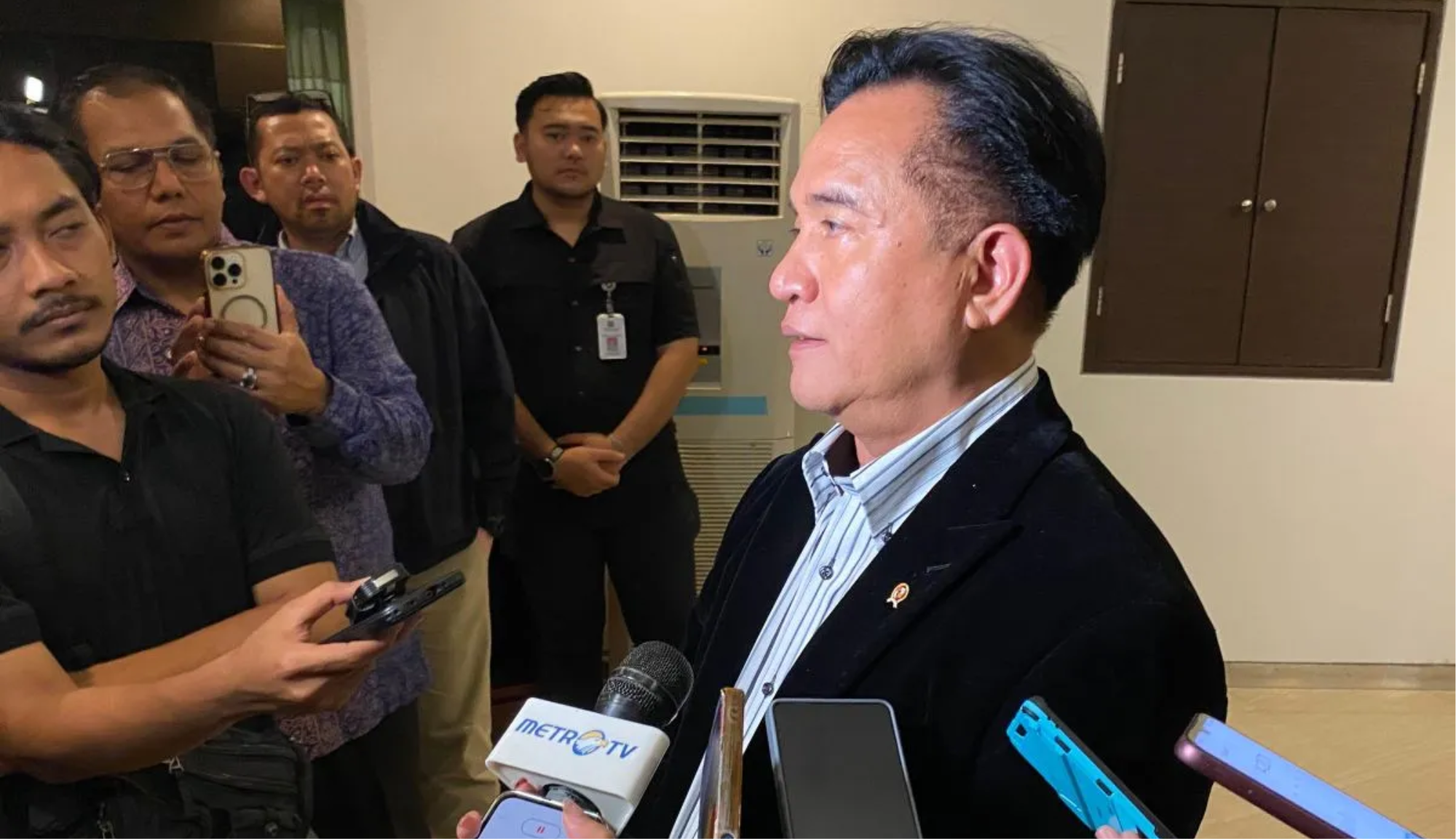 Menteri Koordinator Bidang Hukum, HAM, Imigrasi, dan Pemasyarakatan (Kumham Imipas) Yusril Ihza Mahendra menjawab pertanyaan wartawan di Jakarta, Jumat (17/1/2025). (Foto: Antara/Fath Putra Mulya).