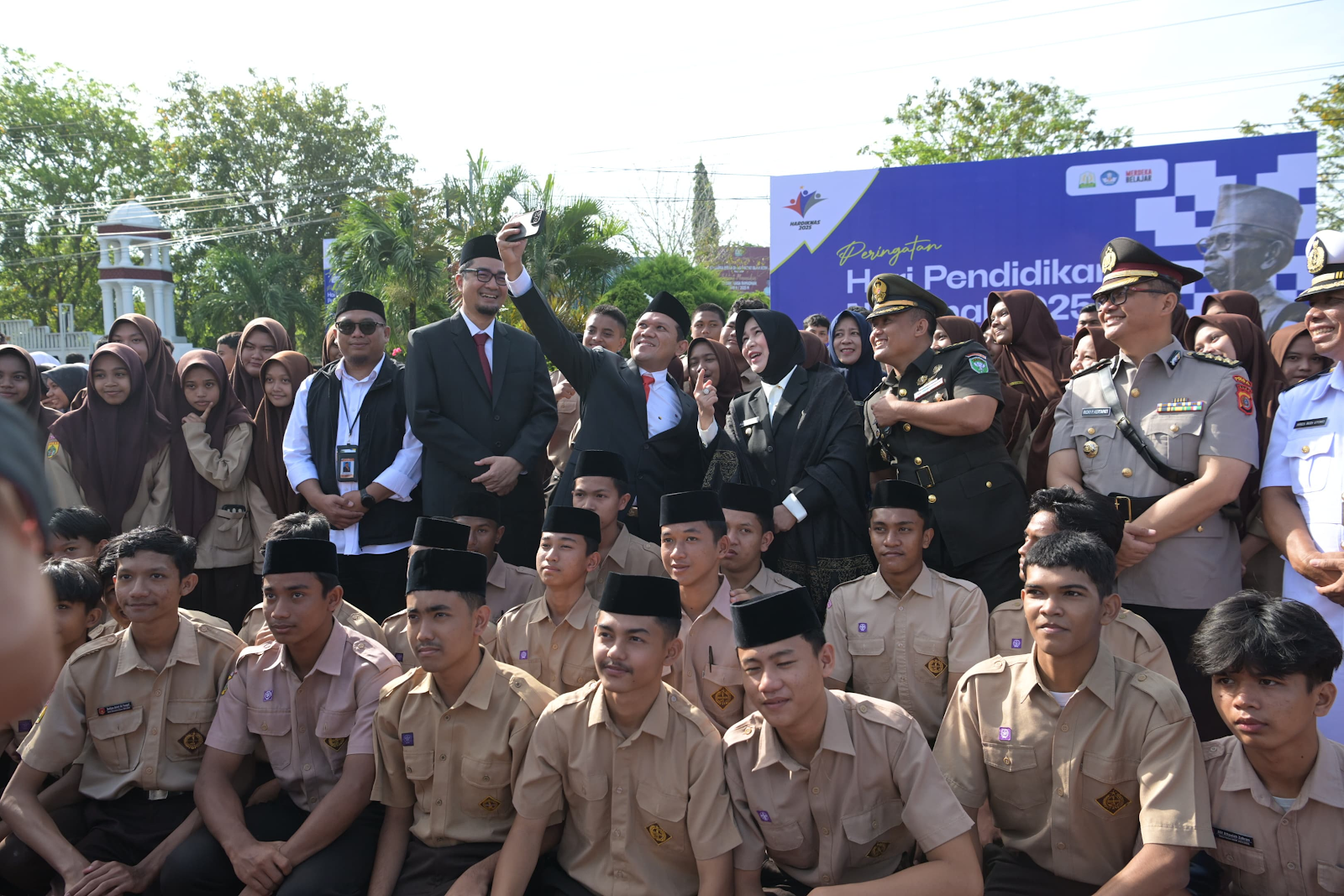 Wagub Aceh Tinjau Inovasi Siswa Usai Upacara Hardiknas 2025