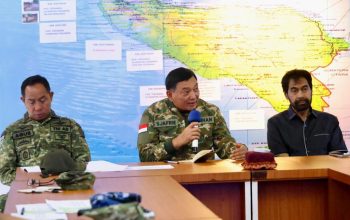Menteri Pertahanan Sjafrie Sjamsoeddin (tengah) memimpin rapat koordinasi darurat dengan Gubernur Aceh Muzakir Manaf (kanan) dan Panglima TNI Jenderal TNI Agus Subiyanto (kiri) di Posko Penanggulangan Bencana, Lanud Sultan Iskandar Muda, Sabtu (29/11/2025). Peta di latar belakang menunjukkan sebaran titik banjir dan longsor di Aceh. (Foto: Dok. Humas Pemerintah Aceh).
