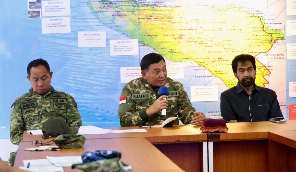 Menteri Pertahanan Sjafrie Sjamsoeddin (tengah) memimpin rapat koordinasi darurat dengan Gubernur Aceh Muzakir Manaf (kanan) dan Panglima TNI Jenderal TNI Agus Subiyanto (kiri) di Posko Penanggulangan Bencana, Lanud Sultan Iskandar Muda, Sabtu (29/11/2025). Peta di latar belakang menunjukkan sebaran titik banjir dan longsor di Aceh. (Foto: Dok. Humas Pemerintah Aceh).