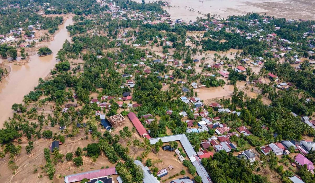 Foto udara yang menunjukkan rumah-rumah warga yang rusak akibat banjir bandang di Meureudu, Kabupaten Pidie Jaya, Jumat (28/11/2025). (Foto: AFP/Chaideer Mahyuddin).