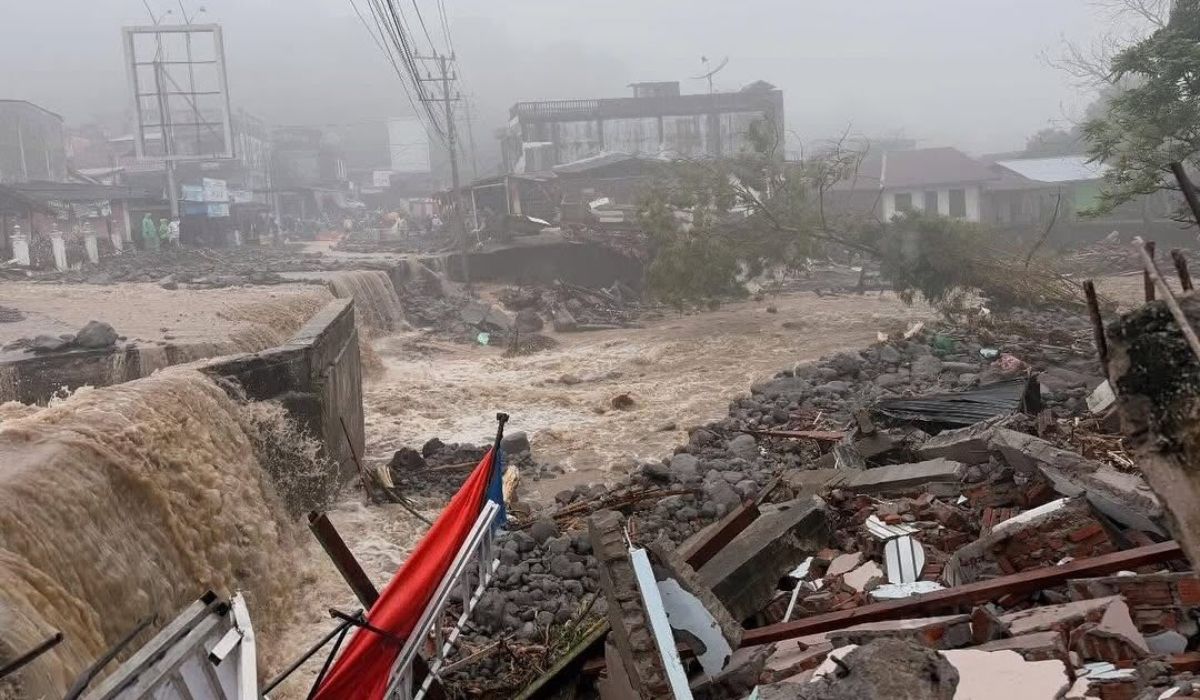 Kondisi infrastruktur dan permukiman yang hancur diterjang banjir bandang di kawasan Lampahan, Kecamatan Timang Gajah, Kabupaten Bener Meriah, Kamis (27/11/2025). Bencana ini menyebabkan akses jalan utama putus total dan menjadikan Bener Meriah sebagai salah satu wilayah dengan dampak kerusakan serta korban jiwa terparah. (Foto: Ist).