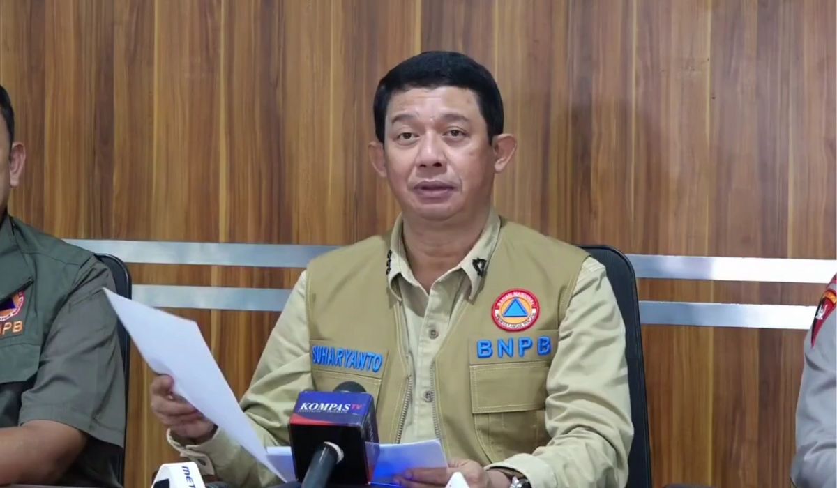 Kepala Badan Nasional Penanggulangan Bencana (BNPB), Letjen TNI Suharyanto, dalam konferensi pers terkait update penanganan banjir dan longsor di Aceh, Sumatera Utara dan Sumatera Barat, Jumat (28/11/2025). (Foto: Tangkapan layar kanal YouTube @bnpb_indonesia).