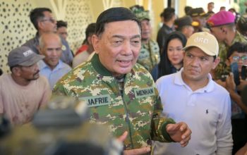 Menteri Pertahanan (Menhan) Sjafrie Samsoeddin, saat memberikan keterangan pers di Pidie Jaya, Sabtu (29/11/2025). Pemerintah mengerahkan armada udara TNI untuk menjatuhkan logistik bantuan langsung ke titik-titik banjir yang sulit dijangkau jalur darat. (Foto: Dok. Menhan RI).