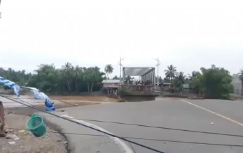 Jembatan rangka baja di Kuta Blang, Bireuen, putus total akibat terjangan banjir besar pada Jumat (28/11/2025). Insiden ini melumpuhkan jalur lintas nasional Banda Aceh–Medan dan mengisolasi akses transportasi darat ke wilayah timur utara Aceh. (Foto: Tangkapan layar ig @awak_lhokseumawe).