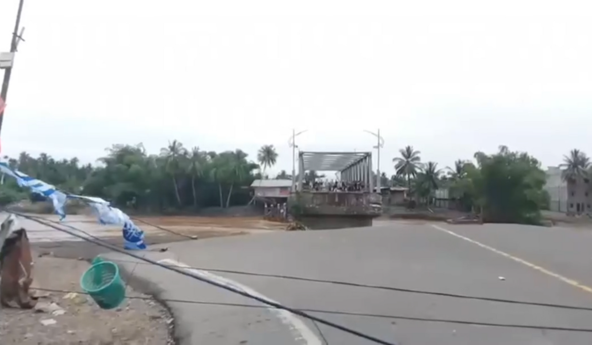 Jembatan rangka baja di Kuta Blang, Bireuen, putus total akibat terjangan banjir besar pada Jumat (28/11/2025). Insiden ini melumpuhkan jalur lintas nasional Banda Aceh–Medan dan mengisolasi akses transportasi darat ke wilayah timur utara Aceh. (Foto: Tangkapan layar ig @awak_lhokseumawe).