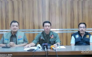 Kepala BNPB Suharyanto (tengah) memaparkan data terbaru korban banjir dan longsor Aceh dalam konferensi pers daring, Sabtu (29/11/2025) sore. (Foto: Tangkapan Layar YouTube BNPB).
