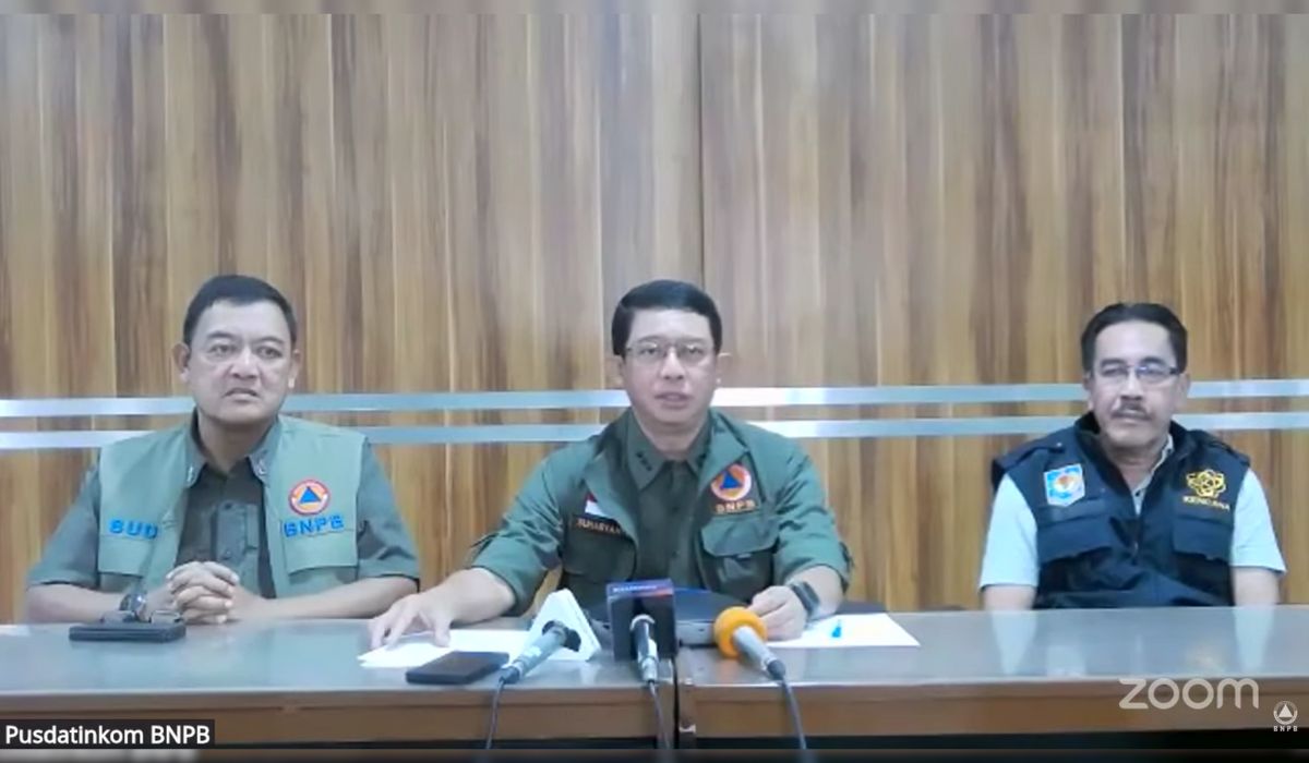 Kepala BNPB Suharyanto (tengah) memaparkan data terbaru korban banjir dan longsor Aceh dalam konferensi pers daring, Sabtu (29/11/2025) sore. (Foto: Tangkapan Layar YouTube BNPB).