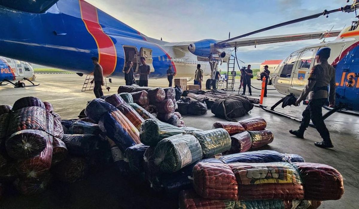 Sejumlah personel Polri bersiap memuat bantuan logistik ke dalam pesawat di Mako Polisi Udara, Pondok Cabe, Tangerang Selatan, Sabtu (29/11/2025). Bantuan tersebut akan diterbangkan untuk penanganan darurat banjir di wilayah Aceh, Sumut dan Sumbar. (Foto: Polri mengirim bantuan untuk korban bencana alam di Sumatera. (ANTARA FOTO/Muhammad Iqbal).
