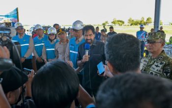 Mualem Minta Akses Dibuka dan Logistik DipercepatGubernur Aceh, Muzakir Manaf, memberikan arahan tegas terkait penanganan darurat bencana banjir dan longsor dalam Apel Tim Recovery Bencana di Lanud Sultan Iskandar Muda, Aceh Besar, Sabtu (29/11/2025). Apel ini melibatkan personel gabungan dari TNI, Polri, Basarnas, dan PLN untuk mempercepat pemulihan akses dan distribusi logistik ke wilayah terdampak. (Foto: Dok. Humas Pemerintah Aceh).