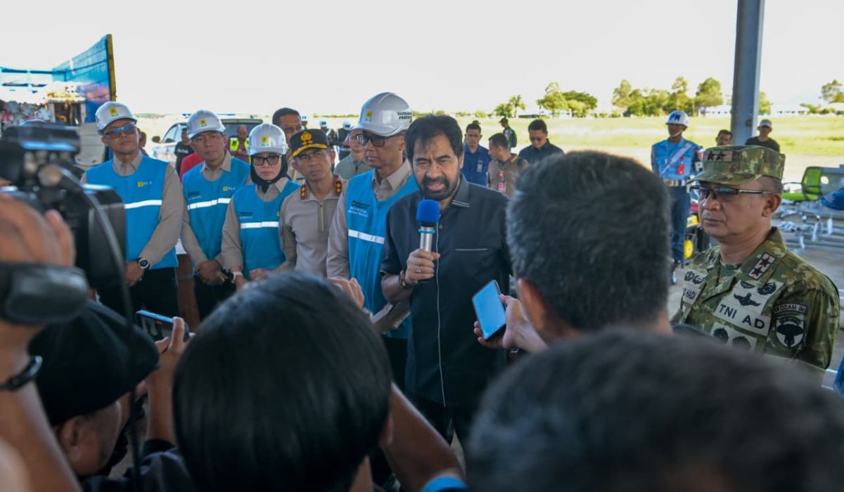 Mualem Minta Akses Dibuka dan Logistik DipercepatGubernur Aceh, Muzakir Manaf, memberikan arahan tegas terkait penanganan darurat bencana banjir dan longsor dalam Apel Tim Recovery Bencana di Lanud Sultan Iskandar Muda, Aceh Besar, Sabtu (29/11/2025). Apel ini melibatkan personel gabungan dari TNI, Polri, Basarnas, dan PLN untuk mempercepat pemulihan akses dan distribusi logistik ke wilayah terdampak. (Foto: Dok. Humas Pemerintah Aceh).