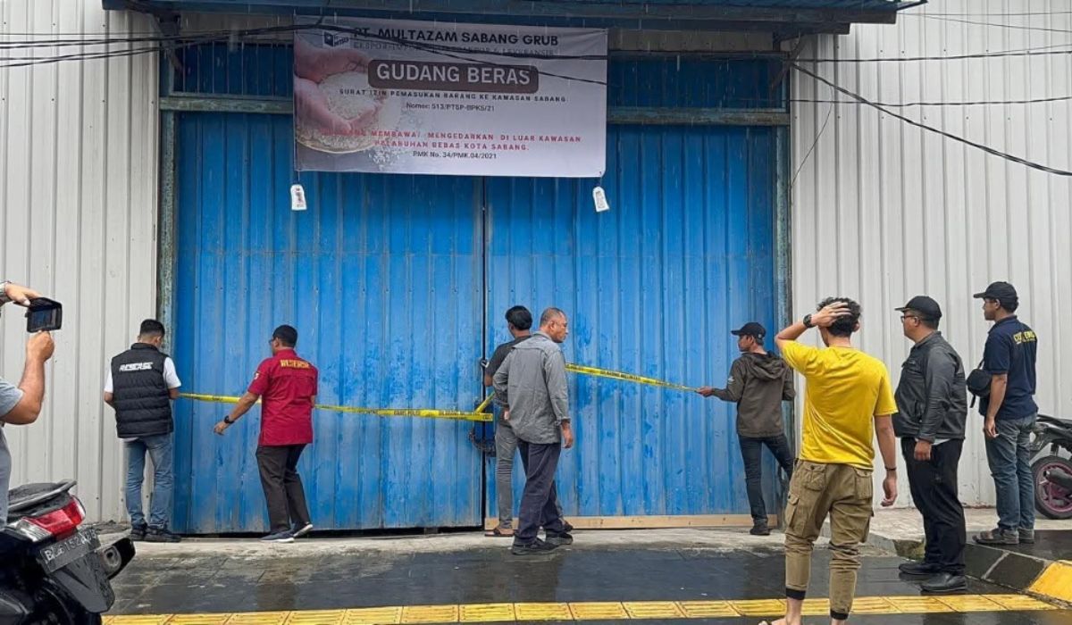 Aparat menyegel gudang penyimpanan beras impor di Kawasan Bebas Sabang yang menjadi objek polemik kewenangan antara Pemerintah Aceh dan pemerintah pusat. (Foto: Dok. Kementarian Pertanian RI).