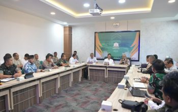 Sekda Aceh, M. Nasir (tengah), memimpin rapat darurat penanganan bencana banjir dan longsor bersama unsur TNI, Polri, dan Basarnas di Kantor Gubernur Aceh, Banda Aceh, Jumat (28/11/2025). Rapat tersebut membahas langkah mendesak untuk evakuasi warga yang terjebak dan distribusi logistik ke wilayah terisolasi. (Foto: Dok. Humas Pemerintah Aceh).