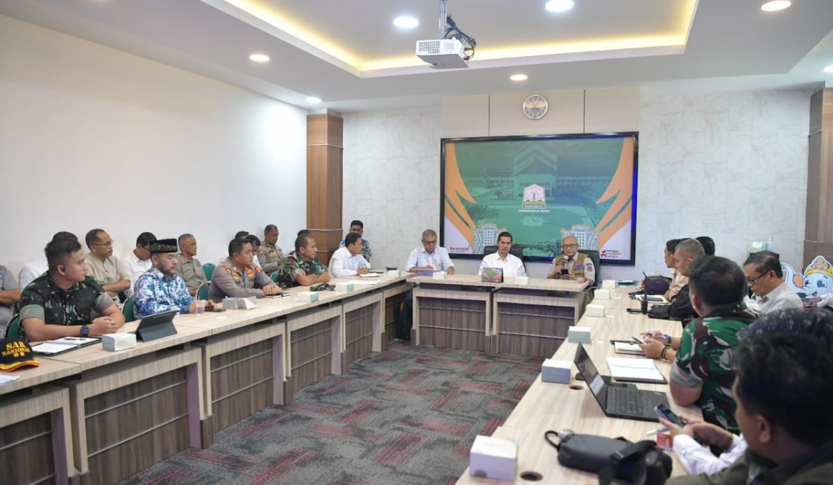 Sekda Aceh, M. Nasir (tengah), memimpin rapat darurat penanganan bencana banjir dan longsor bersama unsur TNI, Polri, dan Basarnas di Kantor Gubernur Aceh, Banda Aceh, Jumat (28/11/2025). Rapat tersebut membahas langkah mendesak untuk evakuasi warga yang terjebak dan distribusi logistik ke wilayah terisolasi. (Foto: Dok. Humas Pemerintah Aceh).