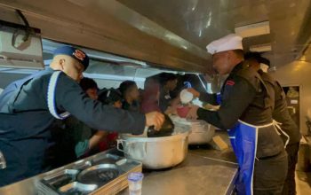 Personel Polda Aceh membagikan makanan siap saji di dapur umum kepada warga terdampak banjir, Sabtu (29/11/2025). Langkah ini bekerja sama dengan SPGG untuk memastikan pemenuhan gizi darurat bagi pengungsi. (Foto: Dok. Humas Polda Aceh).