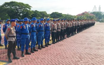 Ratusan personel Polda Aceh berbaris saat apel pelepasan pasukan Bawah Kendali Operasi (BKO) untuk penanggulangan bencana banjir dan longsor di Lapangan Mapolda Aceh, Banda Aceh, Jumat (28/11/2025). (Foto: Dok. Humas Polda Aceh).