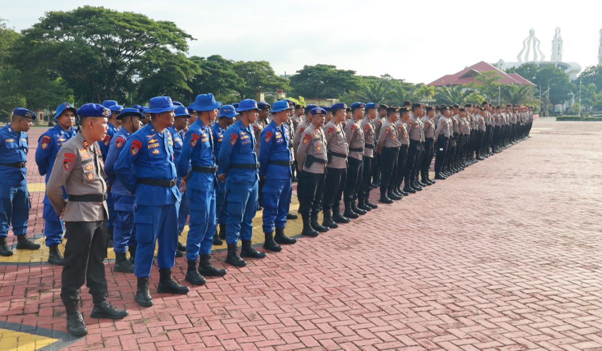 Ratusan personel Polda Aceh berbaris saat apel pelepasan pasukan Bawah Kendali Operasi (BKO) untuk penanggulangan bencana banjir dan longsor di Lapangan Mapolda Aceh, Banda Aceh, Jumat (28/11/2025). (Foto: Dok. Humas Polda Aceh).