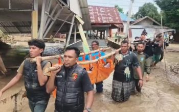 Tim gabungan mengevakuasi jenazah M. Rais (19) menerobos banjir di kawasan Jangka Buya, Pidie Jaya, Jumat (28/11/2025). Santri Dayah Mudi Samalanga tersebut ditemukan meninggal dunia setelah sebelumnya dilaporkan hanyut terbawa arus. (Foto: Dok. Humas Polres Pidie Jaya).