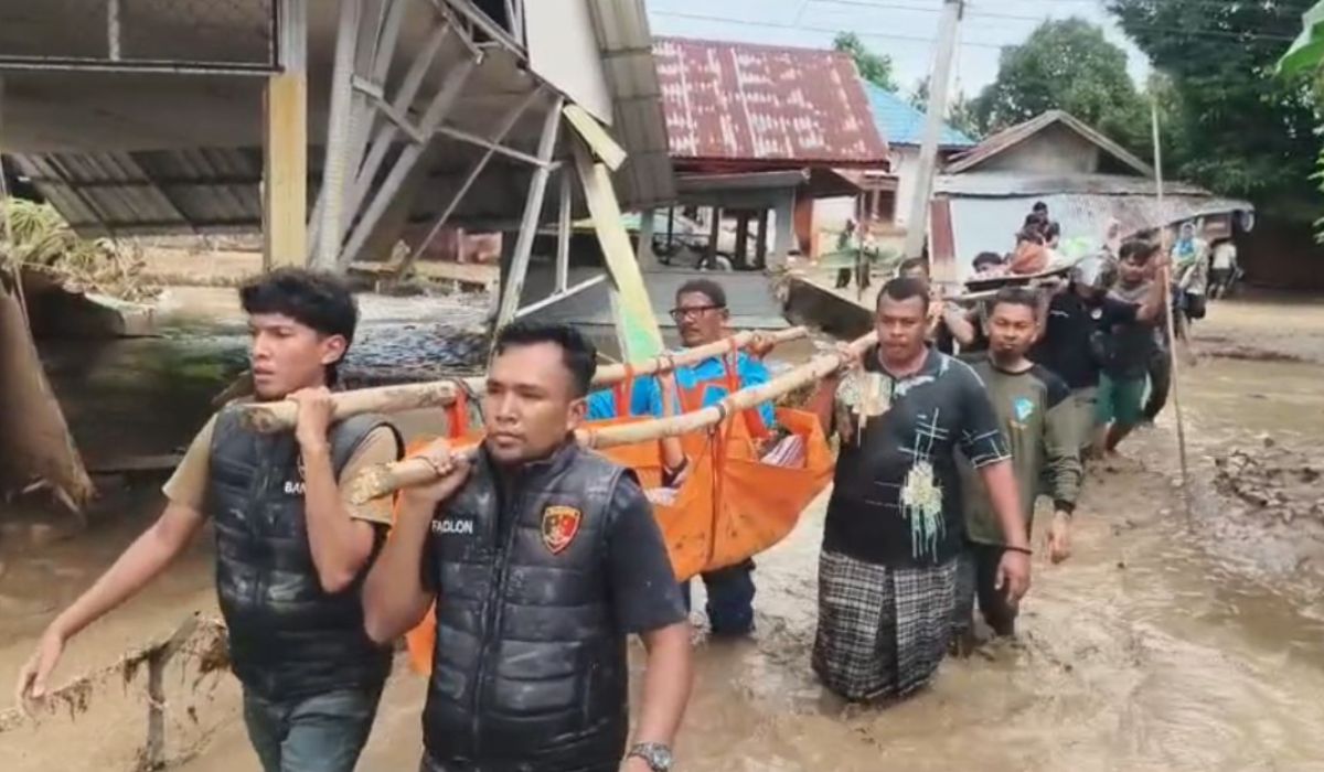 Tim gabungan mengevakuasi jenazah M. Rais (19) menerobos banjir di kawasan Jangka Buya, Pidie Jaya, Jumat (28/11/2025). Santri Dayah Mudi Samalanga tersebut ditemukan meninggal dunia setelah sebelumnya dilaporkan hanyut terbawa arus. (Foto: Dok. Humas Polres Pidie Jaya).