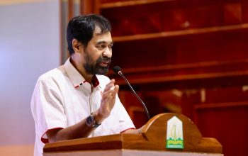 Gubernur Aceh, Muzakir Manaf, menyampaikan sambutan pada Pelantikan Ketua dan Pengurus KONI Aceh Masa Bakti 2025–2029 oleh Ketua Umum KONI Pusat, Letjen TNI (Purn) Marciano Norman, di Anjong Mon Mata, Senin malam (24/11/2025). (Foto: Dok. Humas Pemerintah Aceh).