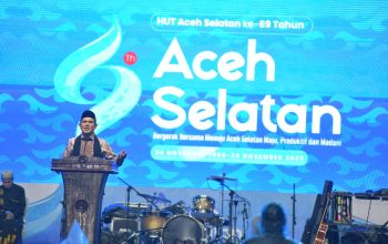 Wakil Gubernur Aceh, Fadhlullah, menyampaikan sambutan pada malam puncak peringatan HUT ke-69 Kabupaten Aceh Selatan di Lapangan Naga Tapaktuan, Senin (24/11/2025). (Foto: Dok. Humas Pemerintah Aceh).