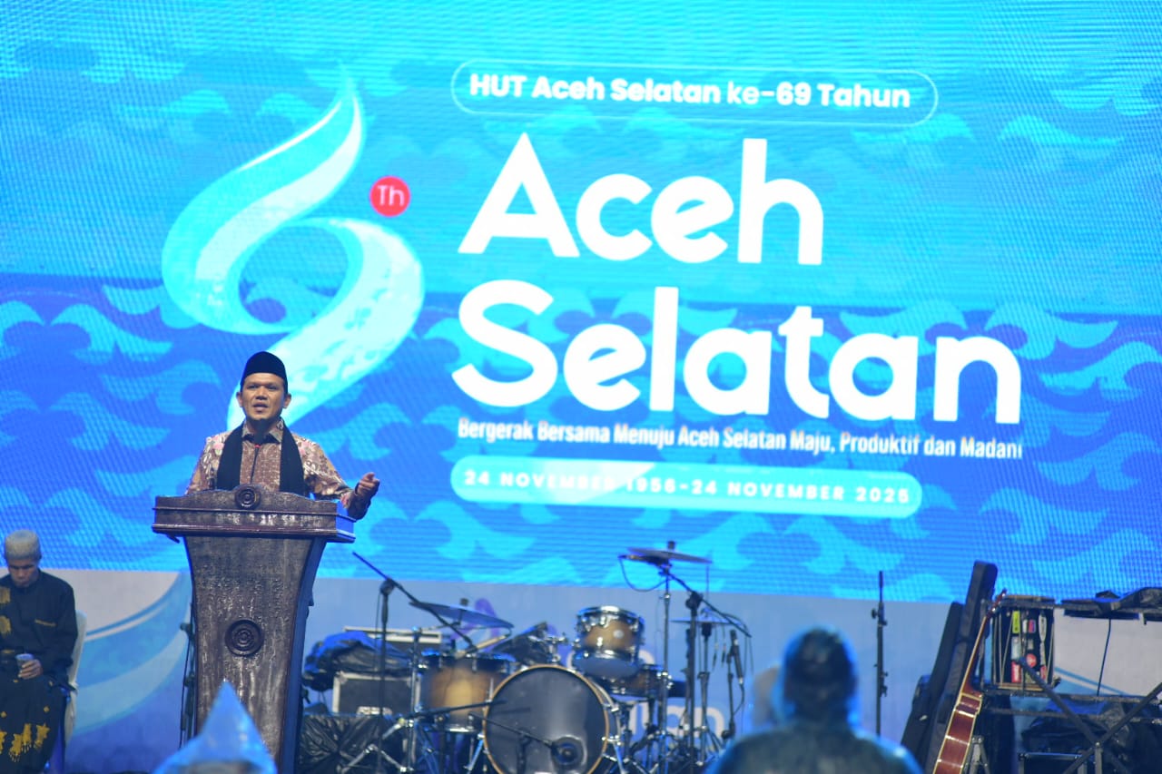 Wakil Gubernur Aceh, Fadhlullah, menyampaikan sambutan pada malam puncak peringatan HUT ke-69 Kabupaten Aceh Selatan di Lapangan Naga Tapaktuan, Senin (24/11/2025). (Foto: Dok. Humas Pemerintah Aceh).