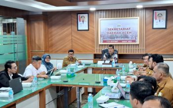 Sekretaris Daerah Aceh, M. Nasir (tengah), memimpin rapat koordinasi percepatan pembangunan Sekolah Rakyat bersama Satker Prasarana Strategis Kementerian PUPR di Ruang Rapat Sekda Aceh, Banda Aceh, Selasa (25/11/2025). Rapat ini menyoroti kendala lahan yang menghambat pelaksanaan proyek di sejumlah daerah. (Foto: Dok. Humas Pemerintah Aceh).