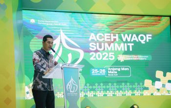 Sekretaris Daerah Aceh, M. Nasir, menyampaikan sambutan saat membuka Aceh Waqaf Summit 2025 di Anjong Mon Mata, Banda Aceh, Selasa (25/11/2025). Pemerintah Aceh mendorong modernisasi pengelolaan wakaf untuk memperkuat kemandirian ekonomi umat. (Foto: Dok. Humas Pemerintah Aceh).