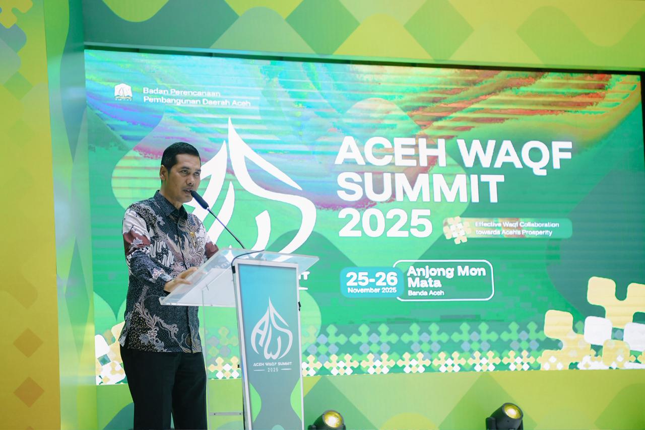 Sekretaris Daerah Aceh, M. Nasir, menyampaikan sambutan saat membuka Aceh Waqaf Summit 2025 di Anjong Mon Mata, Banda Aceh, Selasa (25/11/2025). Pemerintah Aceh mendorong modernisasi pengelolaan wakaf untuk memperkuat kemandirian ekonomi umat. (Foto: Dok. Humas Pemerintah Aceh).