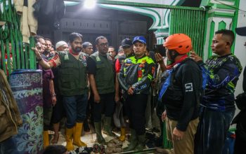 Gubernur Aceh Muzakir Manaf menemui warga di lokasi pengungsian Mutiara Timur, Pidie, Jumat (28/11/2025) dini hari. Kunjungan dilakukan segera setelah penetapan status darurat dan laporan menipisnya stok logistik kabupaten. (Foto: Dok. Humas Pemerintah Aceh).