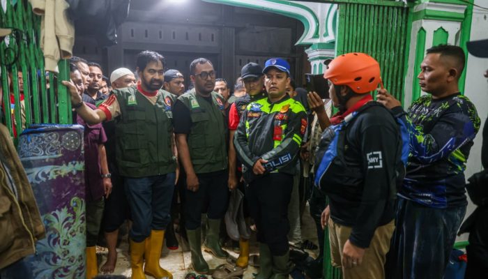Stok Bantuan Pidie Habis, Mualem Tinjau Titik Banjir Mutiara Timur