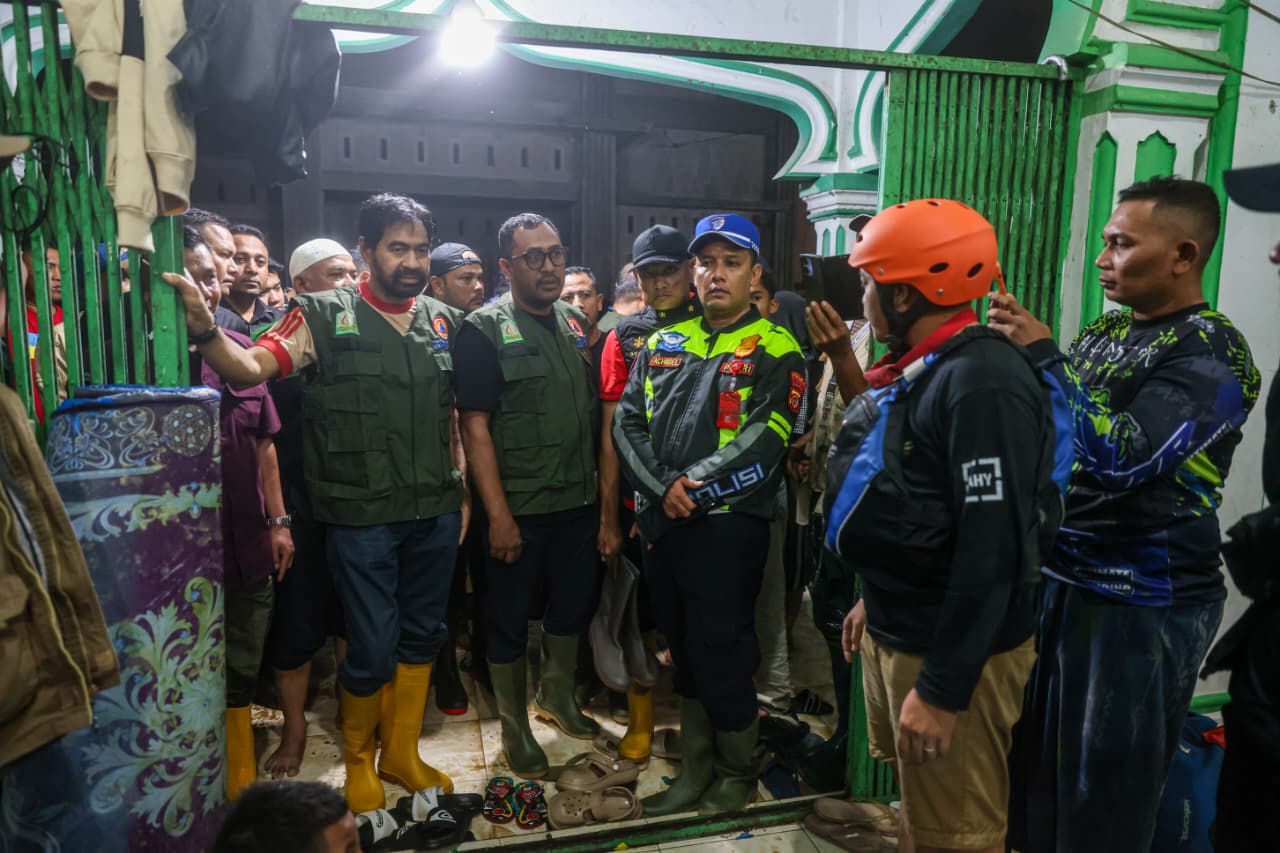 Gubernur Aceh Muzakir Manaf menemui warga di lokasi pengungsian Mutiara Timur, Pidie, Jumat (28/11/2025) dini hari. Kunjungan dilakukan segera setelah penetapan status darurat dan laporan menipisnya stok logistik kabupaten. (Foto: Dok. Humas Pemerintah Aceh).
