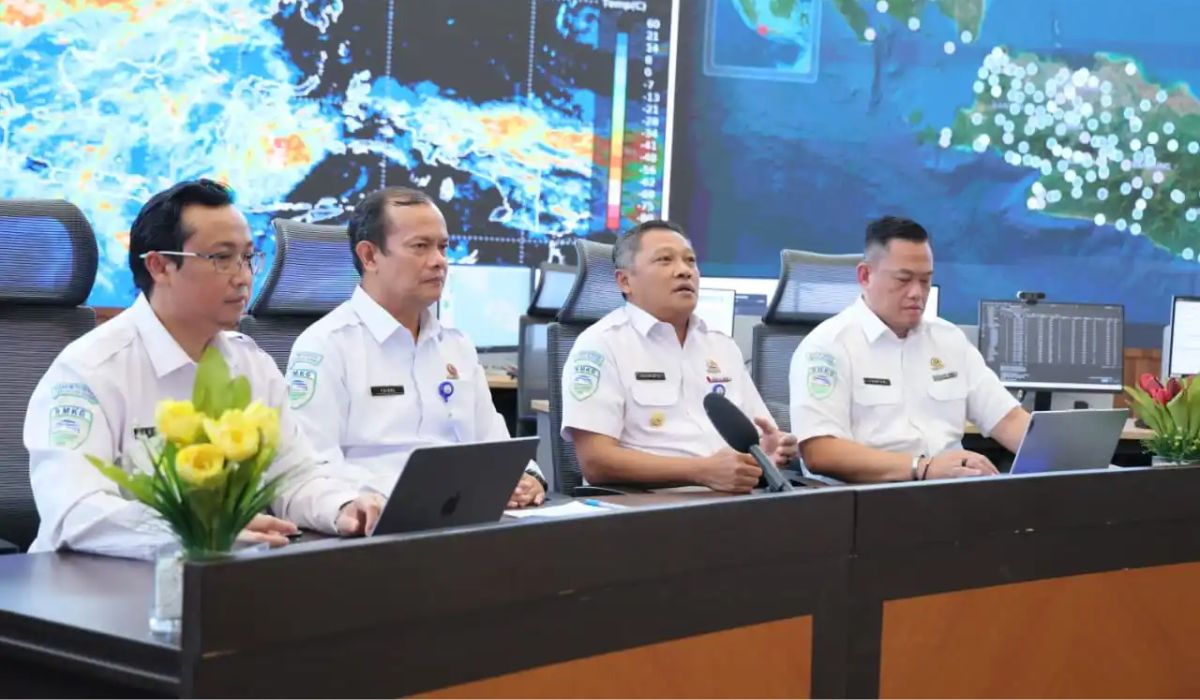 Jajaran pimpinan BMKG memaparkan analisis pergerakan Siklon Tropis Senyar melalui layar monitor di Command Center MHEWS, Jakarta, pada Rabu (26/11/2025).