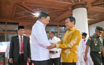 Wakil Gubernur Aceh, Fadhlullah (kanan), menyambut kedatangan Menko Polhukam, Djamari Chaniago, di Banda Aceh, Kamis (27/11/2025). Dalam pertemuan tersebut, Wagub menyampaikan keluhan terkait mahalnya sewa lahan di KEK Arun yang menghambat masuknya investor asing. (Foto: Dok. Humas Pemerintah Aceh).