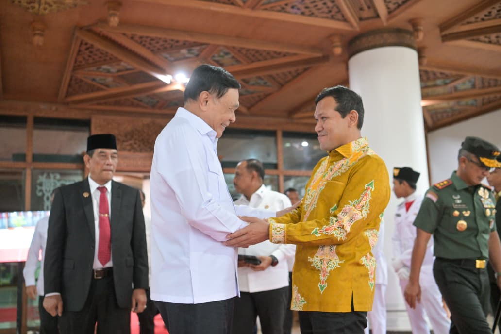 Wakil Gubernur Aceh, Fadhlullah (kanan), menyambut kedatangan Menko Polhukam, Djamari Chaniago, di Banda Aceh, Kamis (27/11/2025). Dalam pertemuan tersebut, Wagub menyampaikan keluhan terkait mahalnya sewa lahan di KEK Arun yang menghambat masuknya investor asing. (Foto: Dok. Humas Pemerintah Aceh).