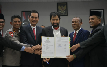Para pimpinan eksekutif dan legislatif Aceh, termasuk Gubernur Aceh, Muzakir Manaf (tengah) dan Kapolda Aceh Irjen Marzuki Ali Basyah (kedua dari kiri), memegang bersama dokumen Qanun APBA 2026 yang telah disahkan dan ditandatangani dalam rapat paripurna di Gedung DPRA, Banda Aceh, pada Kamis (27/11/2025). Momen ini menandai kesepakatan akhir anggaran tahun depan. (Foto: Dok. Humas Pemerintah Aceh).