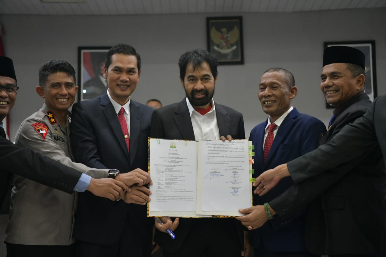 Para pimpinan eksekutif dan legislatif Aceh, termasuk Gubernur Aceh, Muzakir Manaf (tengah) dan Kapolda Aceh Irjen Marzuki Ali Basyah (kedua dari kiri), memegang bersama dokumen Qanun APBA 2026 yang telah disahkan dan ditandatangani dalam rapat paripurna di Gedung DPRA, Banda Aceh, pada Kamis (27/11/2025). Momen ini menandai kesepakatan akhir anggaran tahun depan. (Foto: Dok. Humas Pemerintah Aceh).