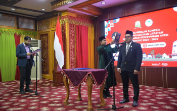 Prosesi pengambilan sumpah jabatan Jamaluddin sebagai Ketua Badan Reintegrasi Aceh (BRA) periode 2025–2030 di Pendopo Gubernur Aceh, Banda Aceh, Senin (24/11/2025). (Foto: Dok. Humas Pemerintah Aceh).