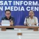 Plt. Kadinkes Aceh Ferdiyus (kanan) bersama Kapusdatin BNPB Abdul Muhari, dalam konferensi pers Update Penanganan Bencana Banjir Longsor di Aceh, Sumut, dan Sumbar, pada Jumat (19/12/2025). (Foto: Tangkapan layar YouTube BNPB).