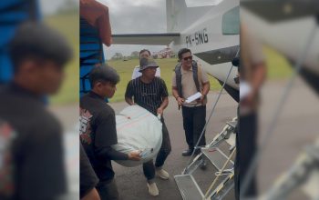 Pekerja memuat karung cabai ke pesawat logistik di Bandara Rembele, Aceh Tengah, untuk dikirim ke luar daerah melalui jalur udara. (Foto: Dok. Kominfo Pemkab Aceh Tengah).
