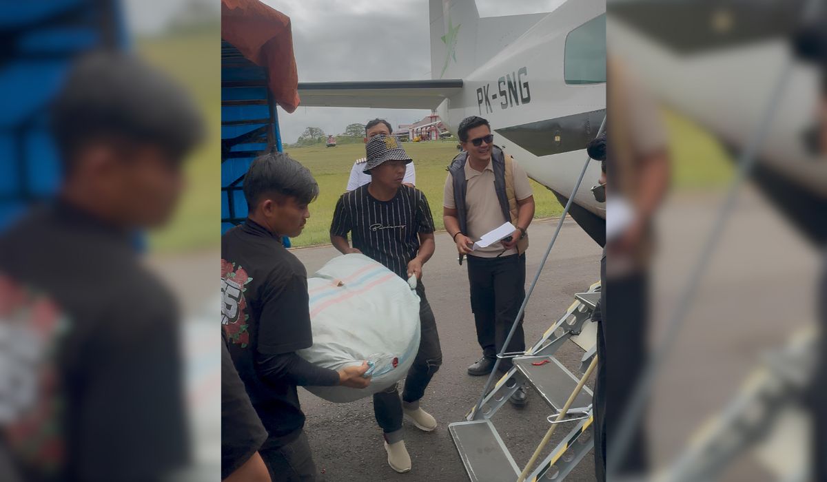 Pekerja memuat karung cabai ke pesawat logistik di Bandara Rembele, Aceh Tengah, untuk dikirim ke luar daerah melalui jalur udara. (Foto: Dok. Kominfo Pemkab Aceh Tengah).
