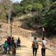 Warga berdiri di jalur alternatif pada akses jalan penghubung Kecamatan Silih Nara–Kecamatan Celala, Aceh Tengah, yang terhubung ke Kabupaten Nagan Raya melalui Jembatan Skep (Totor Skep), Jumat (26/12/2025). Jalur darurat ini dibuka setelah badan jalan lama terputus akibat bencana. (Foto: Dok. Pemkab Aceh Tengah).